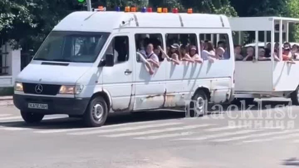 В Кировоградской области детей катали в аварийной маршрутке с опасным прицепом