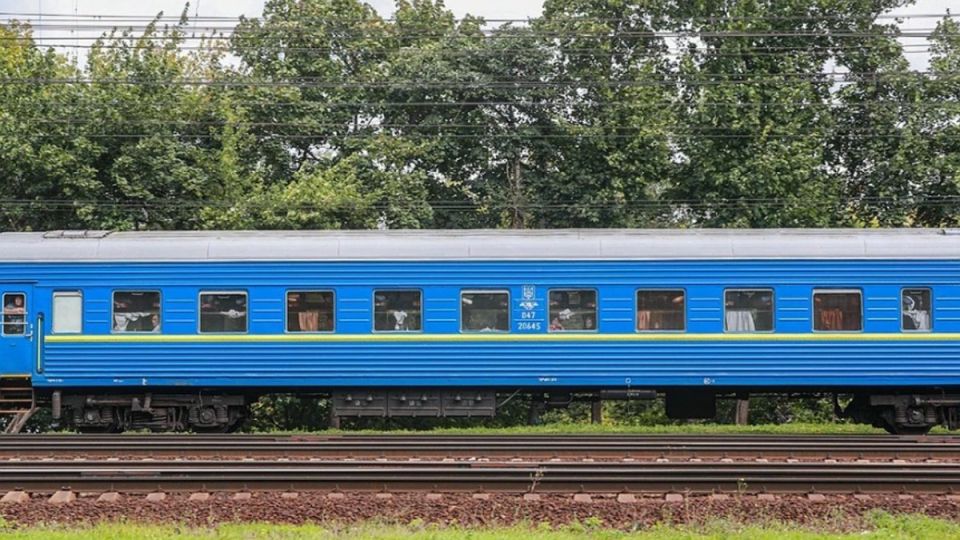 Несколько участков железной дороги на Украине обесточены после взрывов