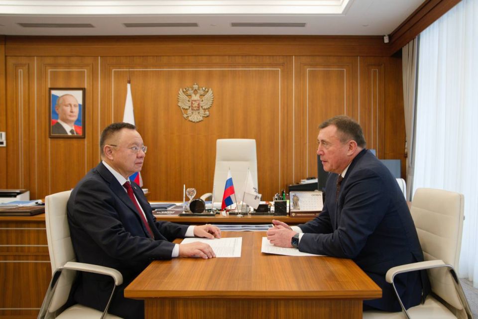 Министр строительства и ЖКХ РФ Ирек Файзуллин провел рабочую встречу с Губернатором Сахалинской области Валерием Лимаренко