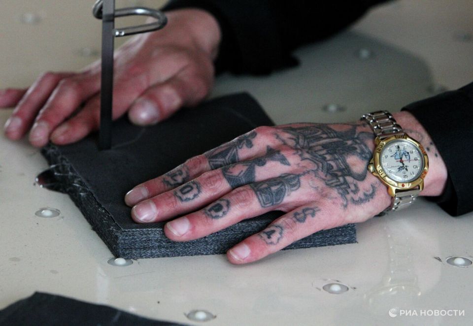 На Украине ОПГ вымогают деньги у солдат ВСУ, сообщил источник